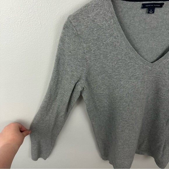 Tommy Hilfiger Grey V-Neck Sweater Size Medium - Picture 4 of 10